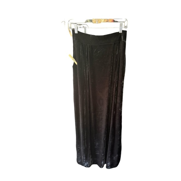Dresses & Skirts - Goth Elegan Black Velvet Skirt